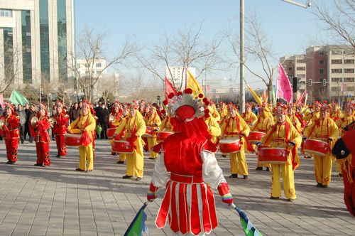 酒泉市2011年元宵節(jié)社火匯演期間，部分社火隊(duì)來公司拜年