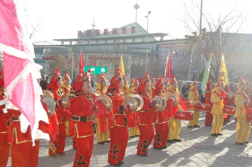 酒泉市2011年元宵節(jié)社火匯演期間，部分社火隊(duì)來公司拜年